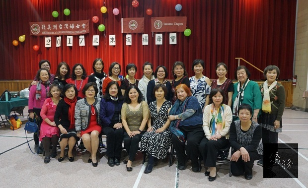 多倫多僑教中心主任李叔玲（前排左四）與北美洲臺灣婦女會多倫多分會會長林碧玲（前排右四）及理事成員合影留念。（多倫多僑教中心提供）