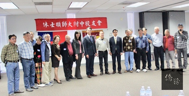 陳家彥 (右9)及莊雅淑(右10)與傅鶴山(右8)及新舊任理事合影。