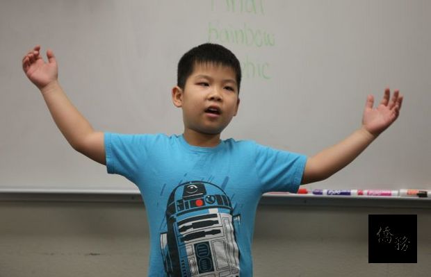 同學唱作俱佳，趣味十足。（北郡中文學校提供）