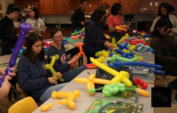 北郡中文學校家長會創立氣球造型課，替400多位學生製造驚喜。（北郡中文學校提供）