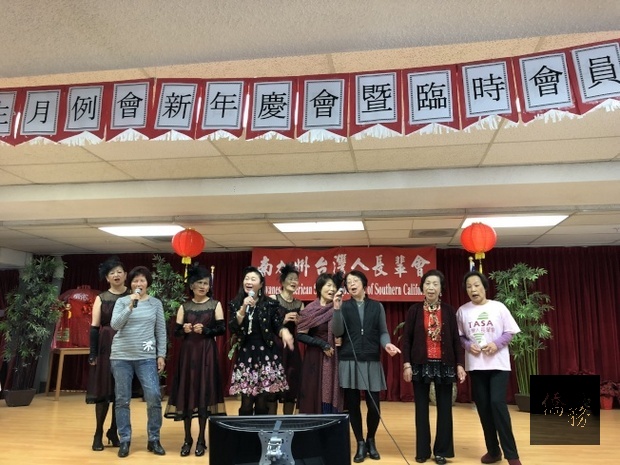 南加州台灣人長輩會唱歌會會員們在台上歡唱。（洛杉磯僑教中心提供）