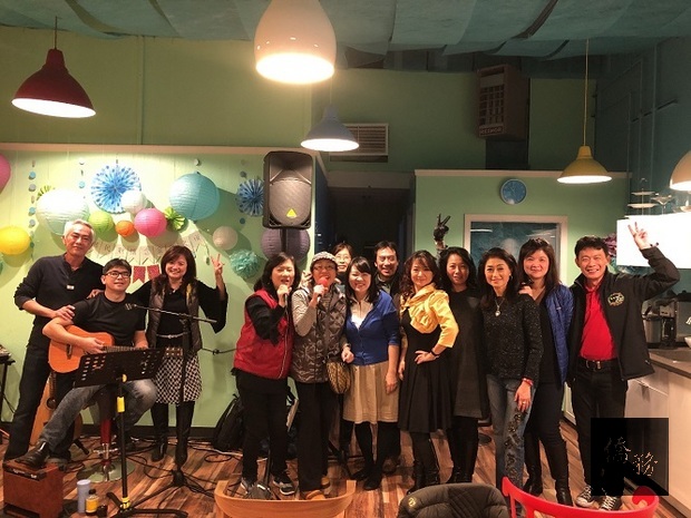 歌手、工作人員合影。