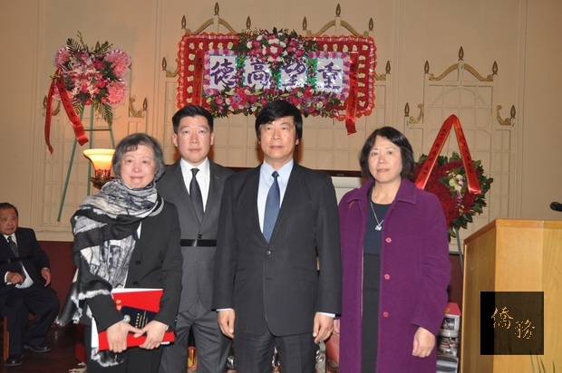 馬鍾麟 (右二)向譚瑪麗(左)致意。