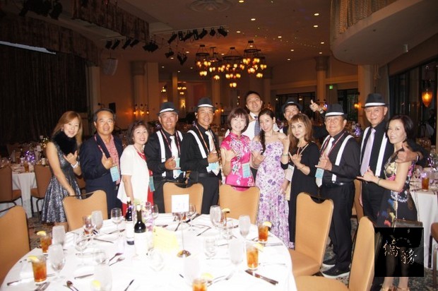 夏威夷台灣商會會員在惜別晚宴前合影。(世界日報訊)