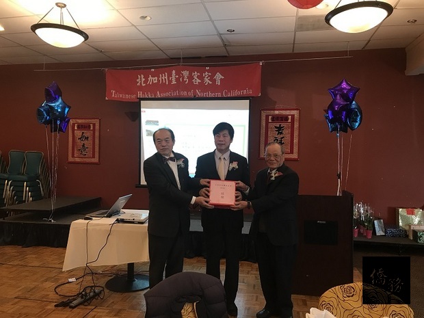 馬鍾麟(中)主持新任會長徐民忠(右)滿任會長鍾振乾(左)交接儀式。