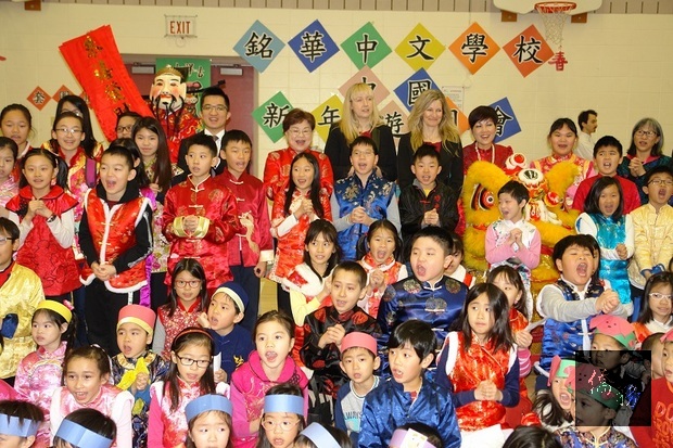 銘華中文學校近五百位學生共慶新春。
