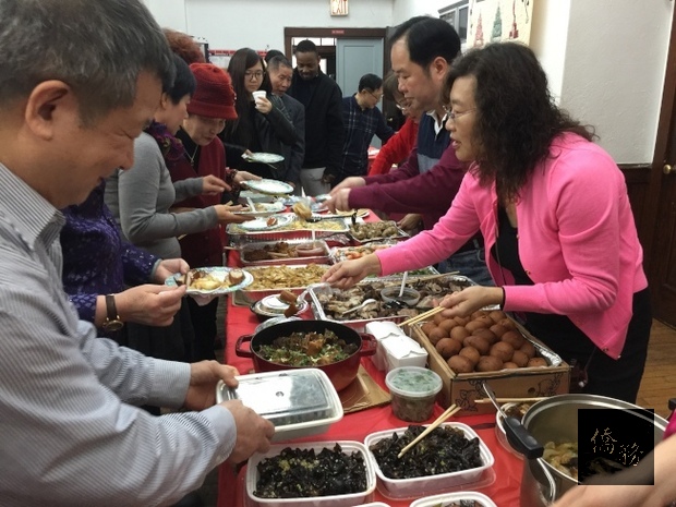 北美臺灣屏東鄉親會準備豐盛的臺灣美食。(世界日報提供)