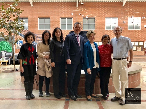 在陸璋（左一）的陪同下，陳敏永（中）拜會陳輝澐夫婦（右一及右二）及Cindy Roelofs（右三）。