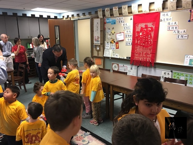 陳敏永參觀中文班教室並發紅包，使小朋友親身體驗農曆過年的氣氛。