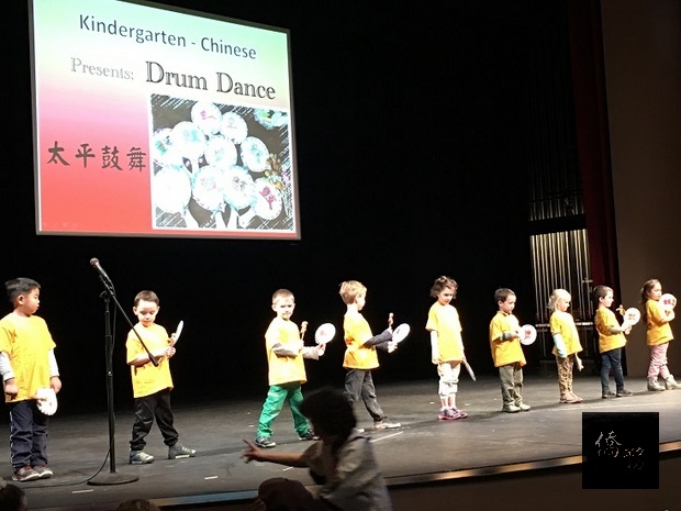 中文幼稚園班小朋友表演太平鼓舞，具傳統文化特色。
