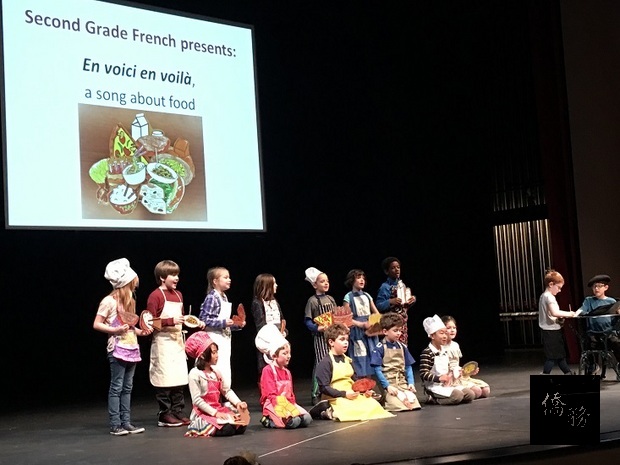 法語班小朋友以唱遊介紹法國料理，充滿異國風情。