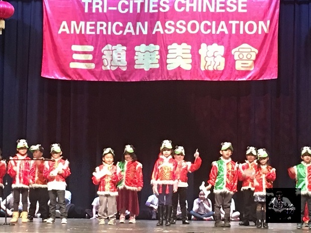 三鎮中文學校小朋友可愛活潑的表演，贏得熱烈掌聲。