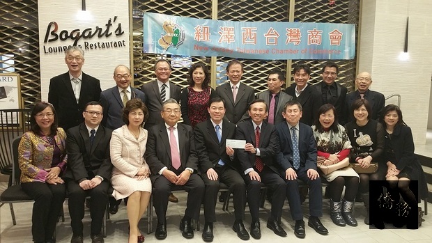 紐澤西台灣商會由江文輝、闕漢榮與八名理事代表捐贈花蓮賑災款2萬元美金。前排左二：葉帝余，左四起：江文輝、黃正杰、闕漢榮、孫良輔。
