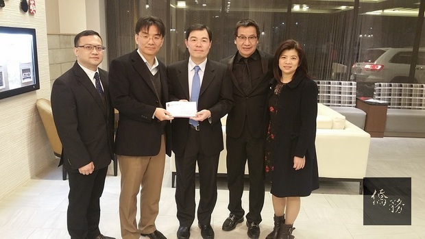 美東台灣旅館同業公會致贈花蓮賑災款。左起：葉帝余、鄭吉成、黃正杰、蔡慶輝夫婦。