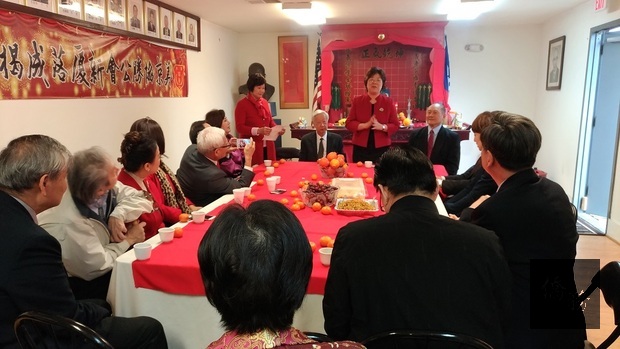 薛美瑜於美京協勝公會向大家拜年。