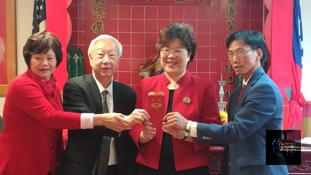 薛美瑜贈送新年紅包予美京協勝公會,由元老白杰熊(左二)與主席李美娟(左一)及伍偉森(右一)代表接受。