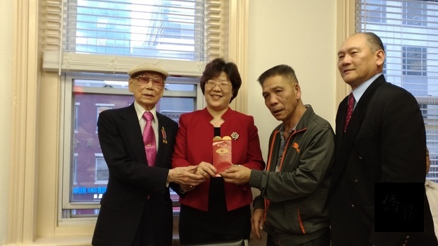薛美瑜捐贈新年紅包予李氏公所,由元老李達平(左一)與主席李奕志(左二)及美京中華會館主席李燦民(右一)代表接受。
