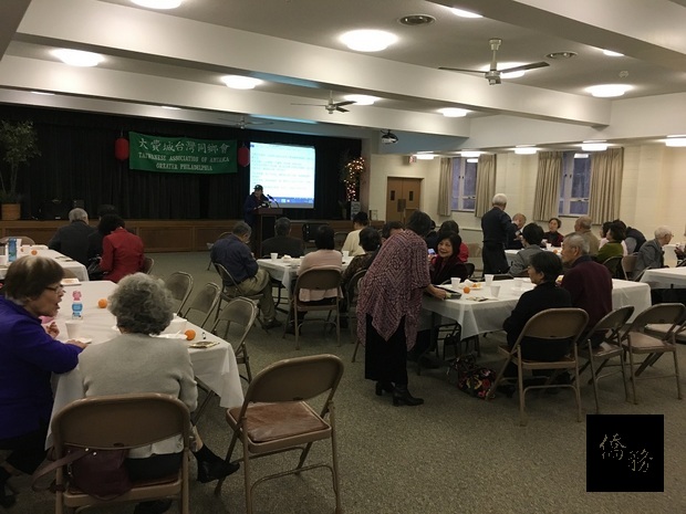 大費城臺灣同鄉24日於費城臺灣感恩教會舉行二二八紀念活動暨元宵節聚餐，李彥輝講述白色恐佈期間親人被捕入獄事件。