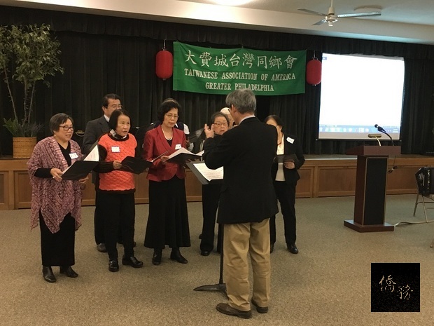 費城臺灣感恩教會合唱團獻唱聖詩及臺灣歌〈回憶〉、〈一支小雨傘〉，悠揚歌聲撫平社會與受難家屬傷痛。