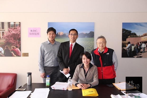李佳怡副（左三）於現場提供行動領務服務獲僑界肯定，左二為廖正富、左一為明州臺灣同鄉會張家瑞會長。