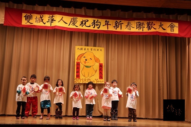 雙城中文學校學生恭賀新年。