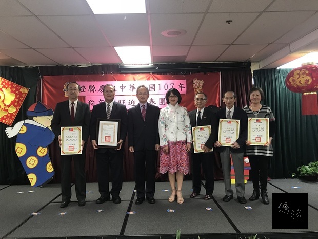 夏季昌（右五）、楊海華(右四) 共同頒發任命狀或聘書予僑務委員許清松(右二)、僑務諮詢委員傅家康(右一)、許正雄(左二)、汪慎叔(左三)、僑務促進委員潘美紅(左一)。