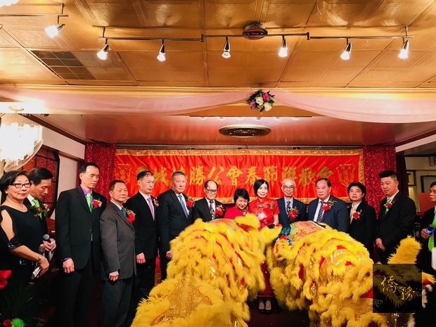 徐儷文﹙中﹚與伍煥鵬﹙左七﹚、伍銳賢﹙左六﹚、陳姿﹙右六﹚、李柱燊﹙右五﹚、鄧錦源﹙右四﹚、盧統一﹙左五﹚、施文忠﹙左四﹚、張善興 (右二)等人共同主持舞獅采青儀式。