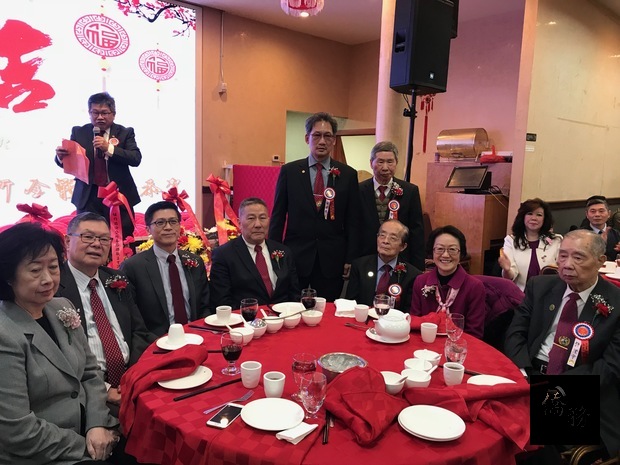 楊光彬(前排左三)、陳倩雯(前排右二)、伍銳賢(前排中)、伍籍泮夫婦(前排左二、左一)與昭倫公所3位主席譚國潤(前排右三)、譚連讓(後排右)、謝國傑(後排左二)及元老許澄宇(前排右一)合影。