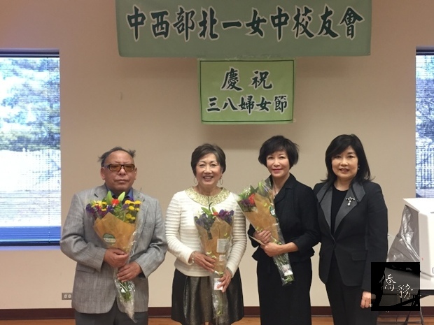 林瑪麗(右二)、劉又明(左二)、吳慕雲(左一)醫生受北一女會長傳惠芬(右一)邀請，到芝加哥文教中心進行開展健康講座。(世界日報提供)