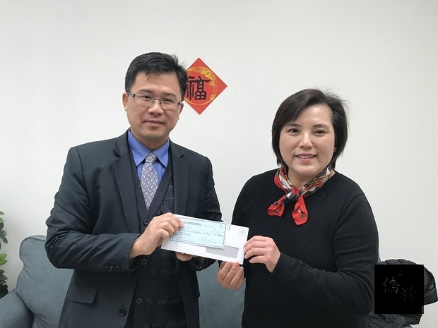 北加州中國大專校友會聯合會捐贈獎學金。閻樹榮（左）、曾麗香（右）