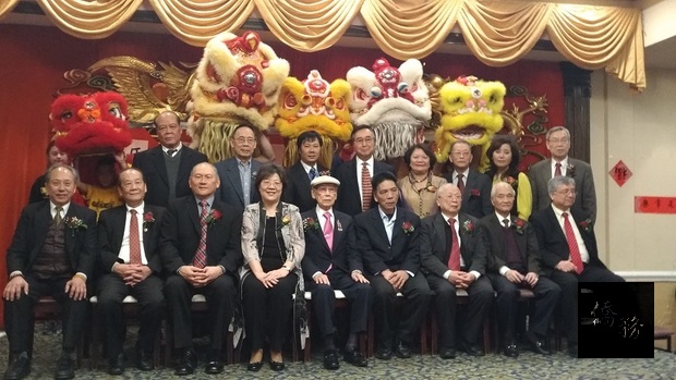 薛美瑜(前排左四)與全體李氏公所元老及傳統僑社主席合影。