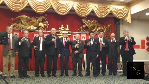 李達平(左五)率李氏公所元老們向大家舉杯祝賀。