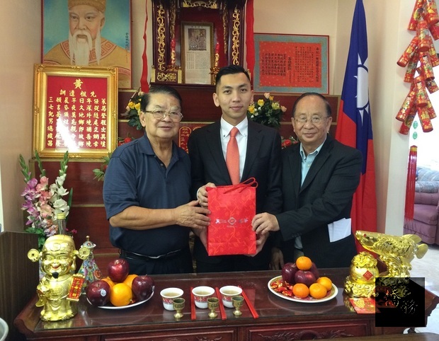 廖建勛蒞臨斐匿黃氏宗親會與黃健怡及元老黃定江合照。