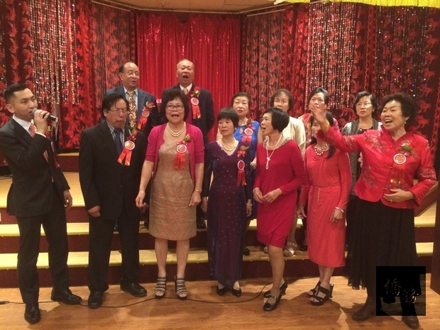 廖建勛與斐匿黃氏宗親合唱中華民國頌。