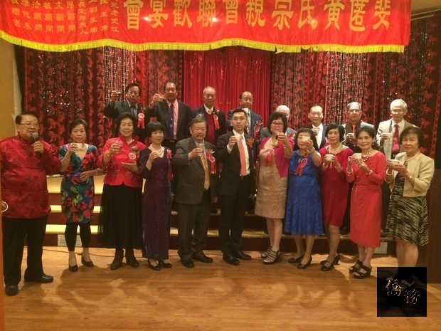 廖建勛與黃氏宗親在春宴向大家敬酒。