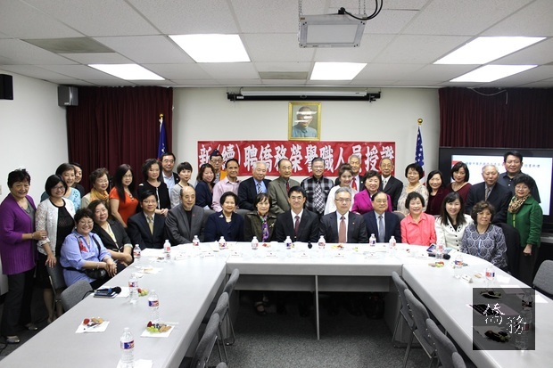 陳家彥 (右六)、莊雅淑(右一)與本次參加美南地區新(續)聘僑務榮譽職人員授證典禮全體合影。