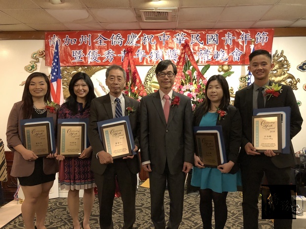文教中心主任翁桂堂(右3)受獲邀代表頒發其中5位得獎者。