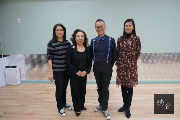 台灣會館日前舉辦師生才藝演奏會，理事長方秀蓉(左二)與演奏會總監鍾啓仁(右二)合影。(世界日報提供)