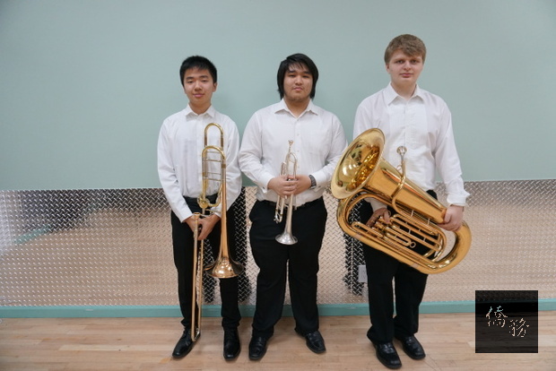 高中12年級的許志千(由左至右)、林品逸、古洛夫，改編經典電玩配樂，創作不同風格交響曲。(世界日報提供)