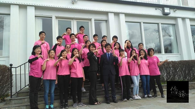 華府青年文化大使協會學員、諮詢導師與張亞光及侯旭璨合影。