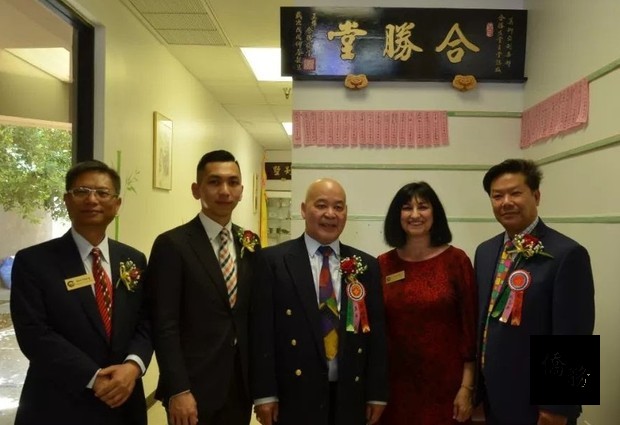 開堂當日廖建勛(左二)代表中華民國政府到場恭賀，錢德勒市副市長Nora Ellen(右二)與市議員黃馨民(左一)也出席祝福。