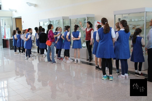 學生們在文化導覽志工蔣宜娟老師的帶領下參觀中心大廳陳列的法藍瓷。