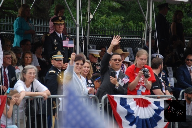 薛美瑜(中左)﹑周道元(中右)在貴賓席上為榮光會會員們加油。