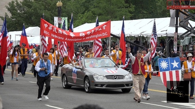 華府榮光會會員及眷屬﹐代表退伍國軍參加陣亡將士紀念日大遊行大遊行。他們高舉美中兩國國旗﹐受到沿途民眾歡呼致敬。