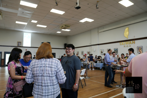 滷肉飯節會場擺設以高腳桌為主、只放少數座椅的作法，促進與會者相互攀談社交，熱絡了現場氣氛。