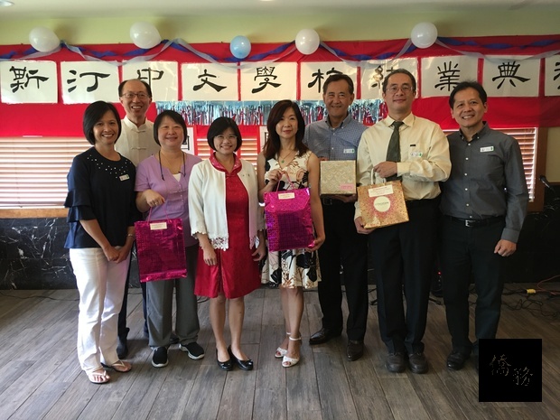 休士頓文教中心副主任李美姿 (左四)代表駐休士頓辦事處處長陳家彥及僑教中心主任莊雅淑致贈奧斯汀中文學校40周年慶賀禮，由校長張復中 (右二)、前校長姚東權 (右三) 、校董高莉莉(右四)等人代表接受