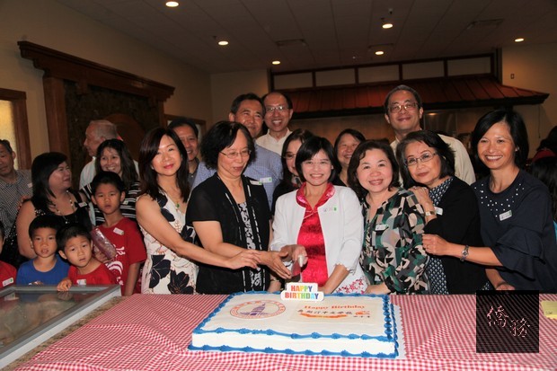 李美姿 (排一右四)、張復中 (排二右一)與校董師生家長們齊切蛋糕慶祝40周年慶