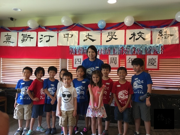 奧斯汀中文學校一年級小朋友於老師帶領下表演數字歌