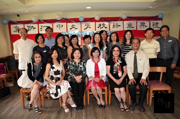 李美姿(排一右三)、張復中 (排一右一)、姚東權 (排二左三) 、老師廖施仁與校董師生們共慶40周年校慶