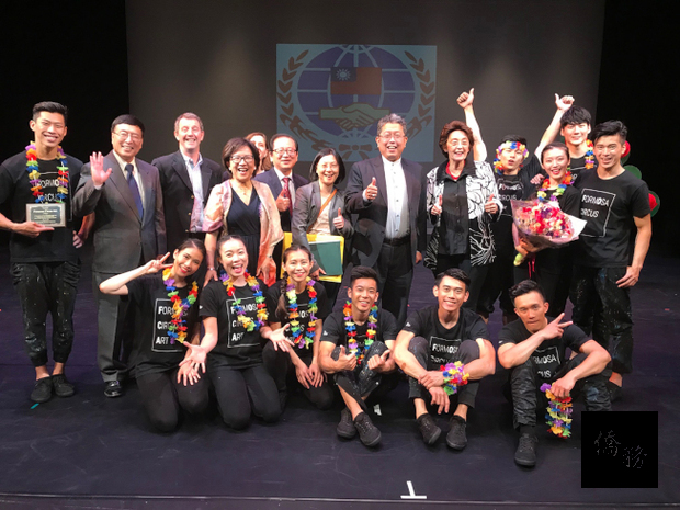 北卡州務卿馬歇爾(後排右四)、辦事處處長劉經巖(後排右五)、北卡僑務委員譚逸心(後排左二)、僑務促進委員陳可徵(後排左四)、在場貴賓及全體團員合影。